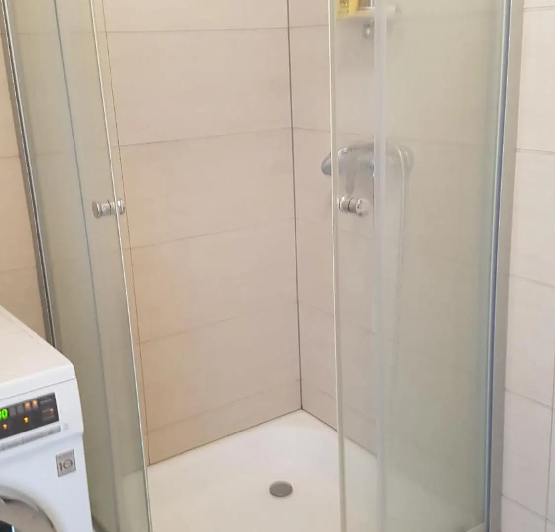 Elegant Room - Steps From Luxembourg Train Station דירה